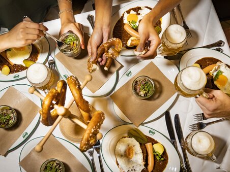 Delicious food and drinks on a table with beer and pretzels. | © Graz Tourismus - Werner Krug