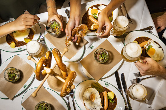 Cibo e bevande deliziose su un tavolo con birra e pretzel. | © Graz Tourismus - Werner Krug