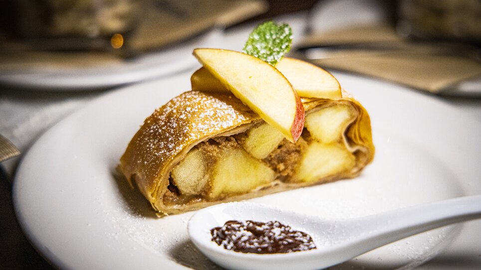 Ein köstliches Apfelstrudel-Dessert auf einem Teller. | © Graz Tourismus - Werner Krug