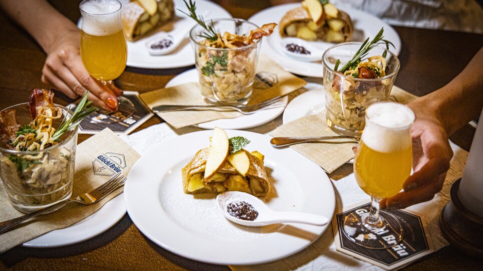 Leckereien und Biere bei einem kulinarischen Bierrundgang in Graz. | © Graz Tourismus - Werner Krug
