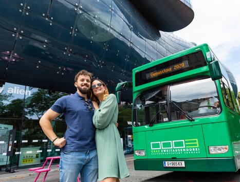 Paar vor dem Bus bei der kulinarischen Stadtrundfahrt in Graz. | © Graz Tourismus - Werner Krug