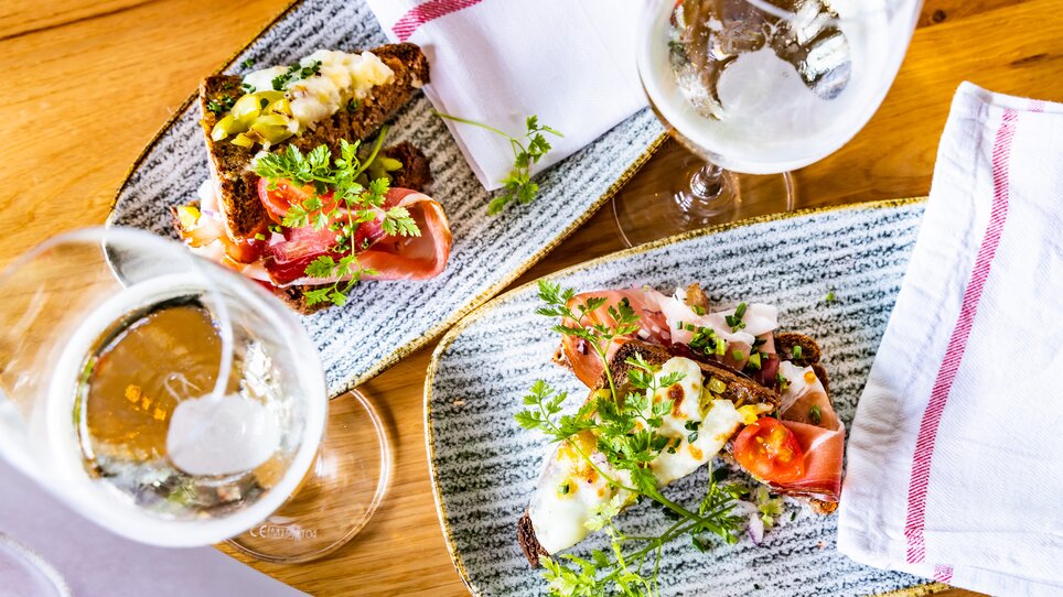 Leckere Häppchen und Sekt auf einem Tisch. | © Graz Tourismus - Werner Krug