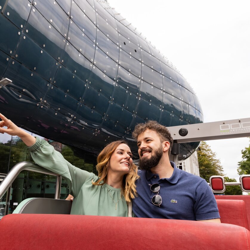 Paar bei der Stadtrundfahrt im Bus | © Graz Tourismus - Werner Krug