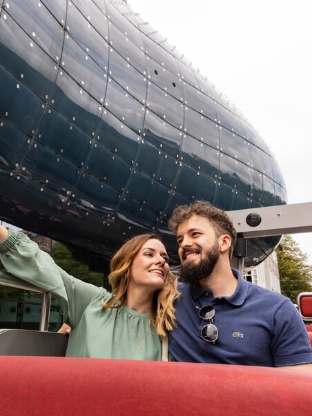 Couple enjoying a city tour in Graz, view of modern building. | © Graz Tourismus - Werner Krug