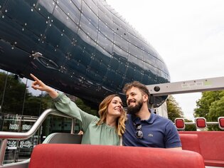 Paar genießt eine Stadtrundfahrt in Graz, Aussicht auf das Kunsthaus Graz. | © Graz Tourismus - Werner Krug