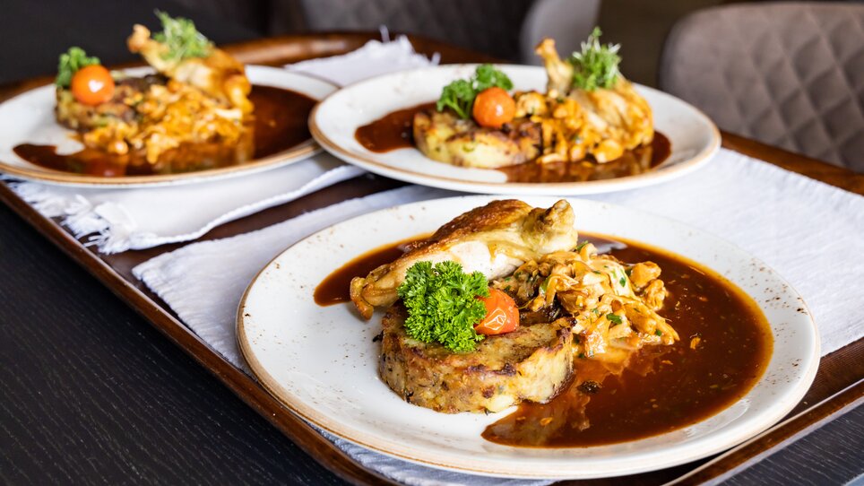 Ein köstliches Gericht mit Hähnchen und Beilagen. | © Graz Tourismus - Werner Krug