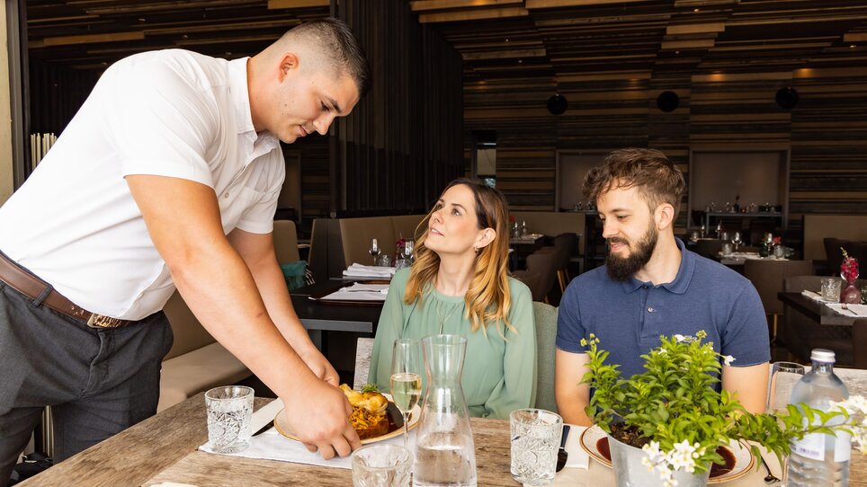 Servieren eines Gerichts in einem modernen Restaurant in Graz. | © Graz Tourismus - Werner Krug