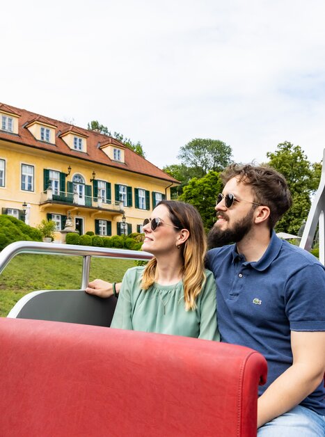 Paar genießt die Aussicht während der Stadtrundfahrt in Graz. | © Graz Tourismus - Werner Krug
