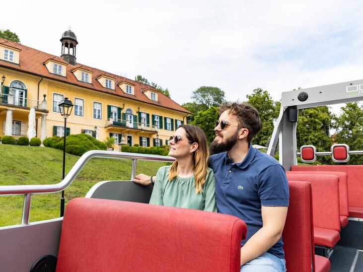 Paar genießt die Aussicht während der Stadtrundfahrt in Graz. | © Graz Tourismus - Werner Krug