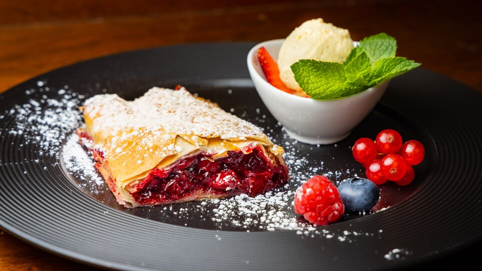 A delicious strudel with fruits, ice cream, and berries on a plate. | © Graz Tourismus - Werner Krug