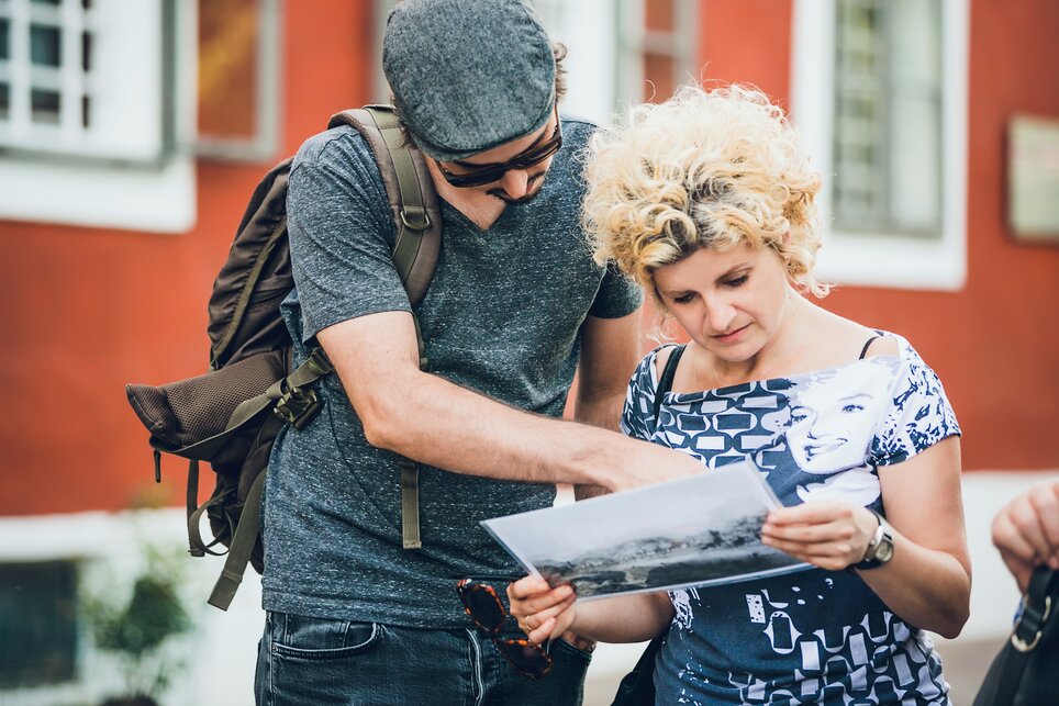 Auf der anderen Seite: Lend und Gries | © Graz Tourismus - Lupi Spuma Zwei Personen bei einem Stadtrundgang betrachten eine alte Fotografie in Graz. | © Graz Tourismus - Lupi Spuma