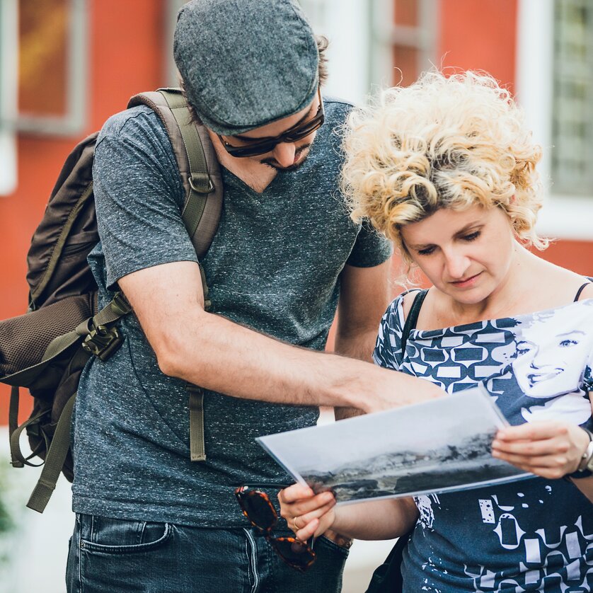 On the other side: Lend and Gries | © Graz Tourismus - Lupi Spuma Two people examining an old photograph in Graz. | © Graz Tourismus - Lupi Spuma