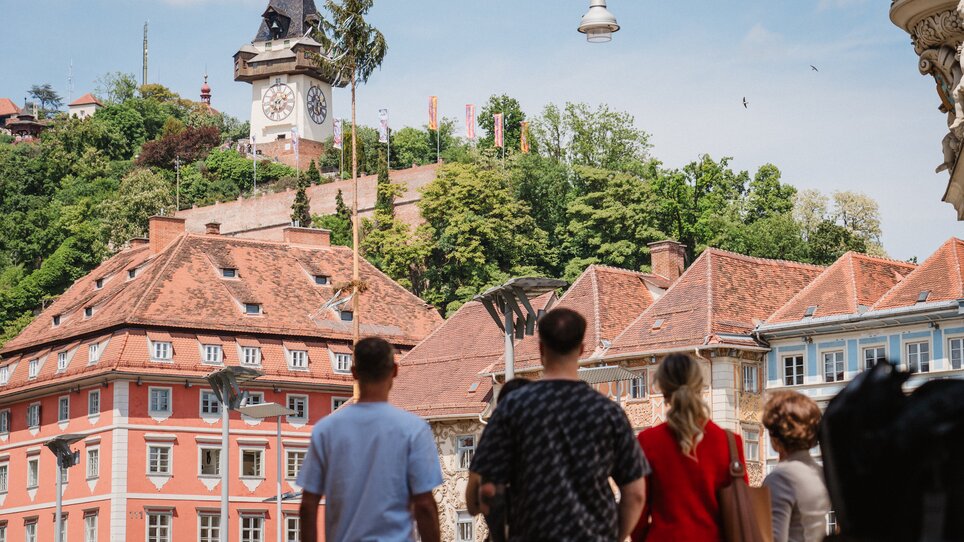 Perspektive auf den Grazer Uhrturm und die Stadt Graz. | © 5komma5sinne - MotionAds