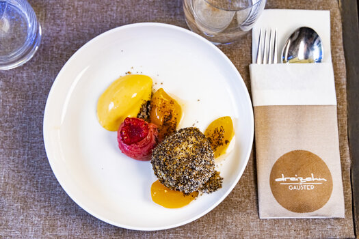 Ein köstliches Dessert mit verschiedenen Fruchtsorten auf einem weißen Teller. | © Graz Tourismus - Werner Krug