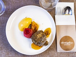 Ein köstliches Dessert mit verschiedenen Fruchtsorten auf einem weißen Teller. | © Graz Tourismus - Werner Krug