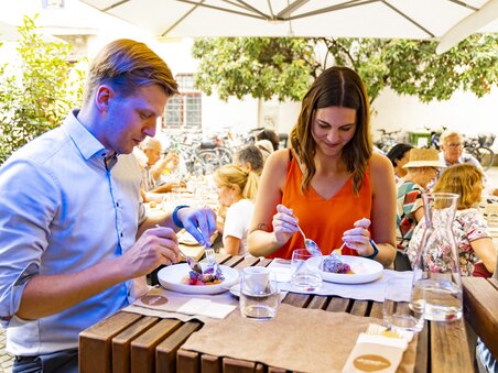 Pärchen genießt das Essen im Freien in Graz. | © Graz Tourismus - Werner Krug