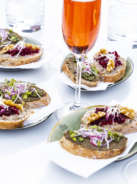 Vielfalt an Snacks und Getränken bei einem kulinarischen Event in Graz. | © Graz Tourismus - Werner Krug