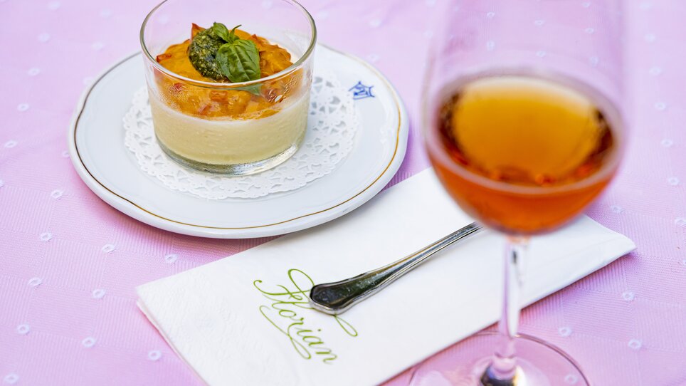 Appetiser with a glass of wine and a napkin in a restaurant in Graz. | © Graz Tourismus - Werner Krug