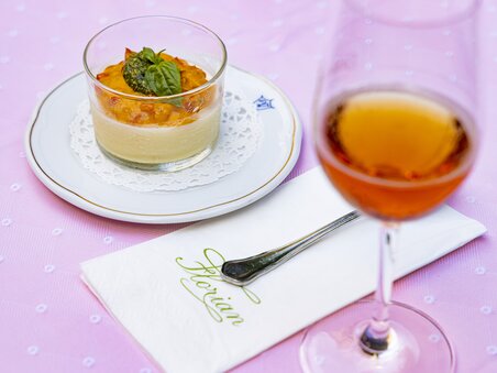 Appetiser with a glass of wine and a napkin in a restaurant in Graz. | © Graz Tourismus - Werner Krug