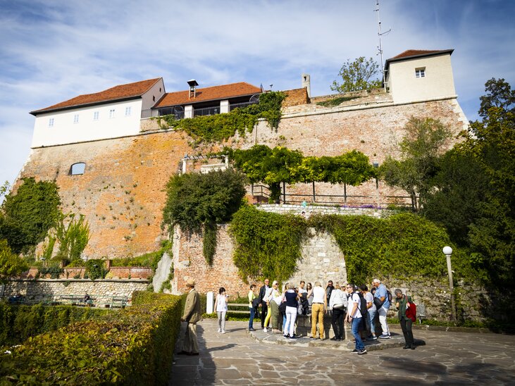 Group of people on a sightseeing tour in Graz. | © Graz Tourismus - Werner Krug