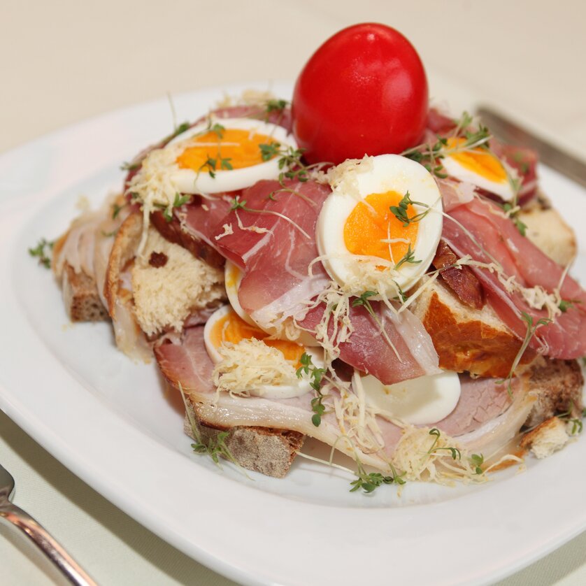 A plate with bread, eggs and ham. | © Graz Tourismus - Harry Schiffer