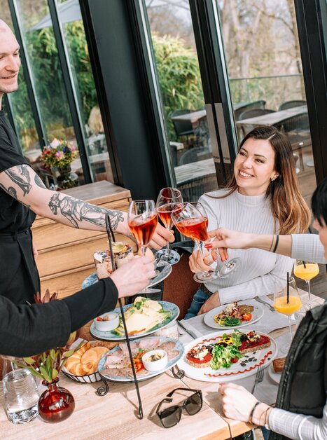 Freunde stoßen mit Getränken im aiola upstairs an. | © 5komma5sinne - Rene Strasser Fotografie 