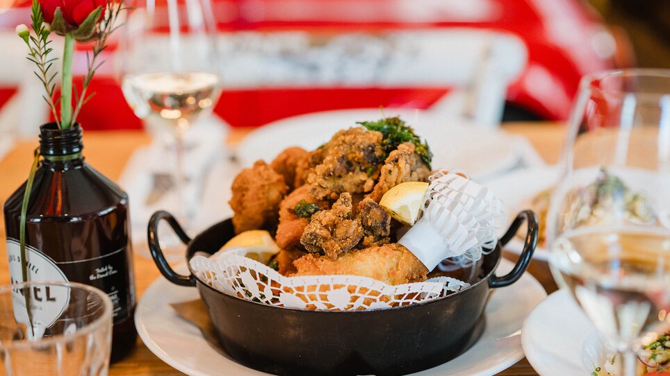 Leckeres Backhendl im Restaurant "Der Steirer", eine typische regionale Speise in der Steiermark. | © 5komma5sinne-MotionAds