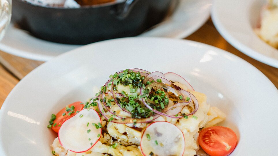 Köstlicher Kartoffelsalat mit Radieschen und Schnittlauch, serviert im Restaurant "Der Steirer" in Graz. | © 5komma5sinne-MotionAds