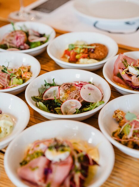 Eine Auswahl an Gerichten im Restaurant Der Steirer in Graz. | © 5komma5sinne-MotionAds