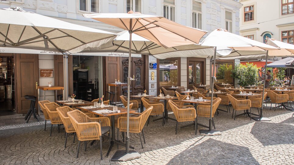 Inviting terrace of a restaurant in Graz - dreizehn by Gauster. | © 5komma5sinne - Helmut Schweighofer