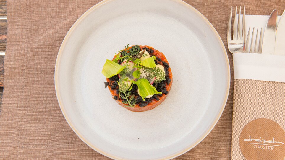 A delicate dish from dreizehn by Gauster, beautifully presented on a plate. | © 5komma5sinne - Helmut Schweighofer