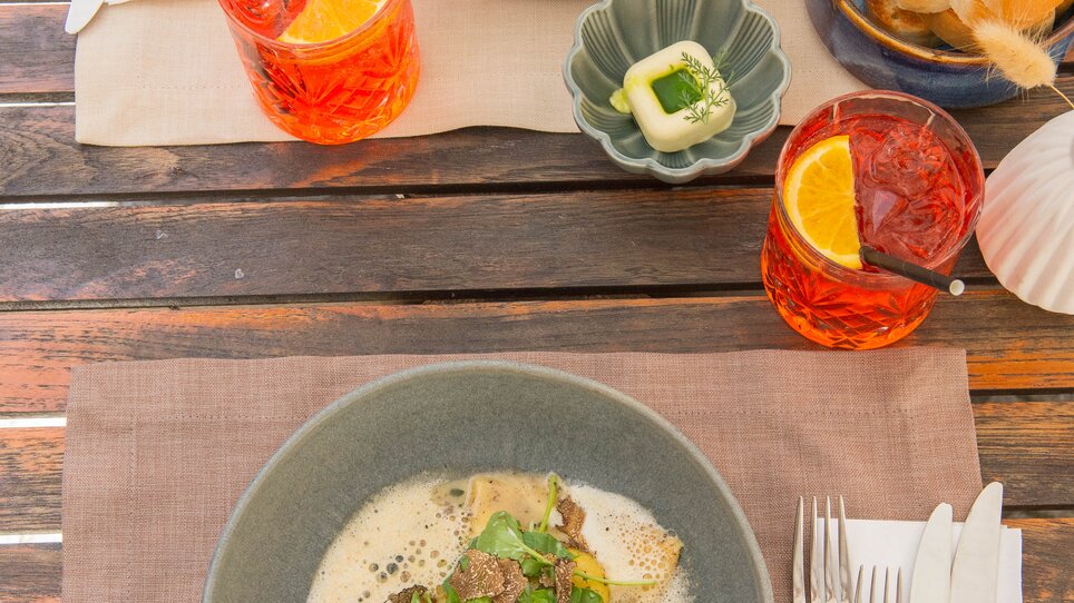 An exquisite dish and drinks served at dreizehn by Gauster. | © 5komma5sinne - Helmut Schweighofer