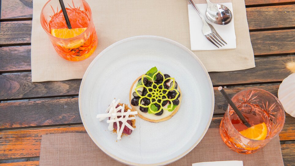 An elegant dish with two small plates served with drinks. | © 5komma5sinne - Helmut Schweighofer