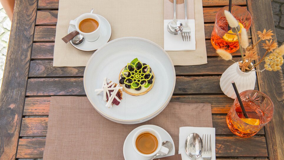 A stylish dessert and drinks on a table at dreizehn by Gauster. | © 5komma5sinne - Helmut Schweighofer