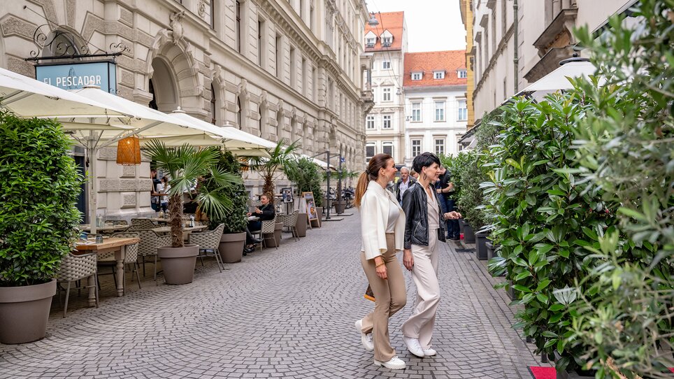 Two women walk through the Landhausgasse in Graz 
and pass the restaurant "El Gaucho". | © 5komma5sinne - Rene Strasser Fotografie 