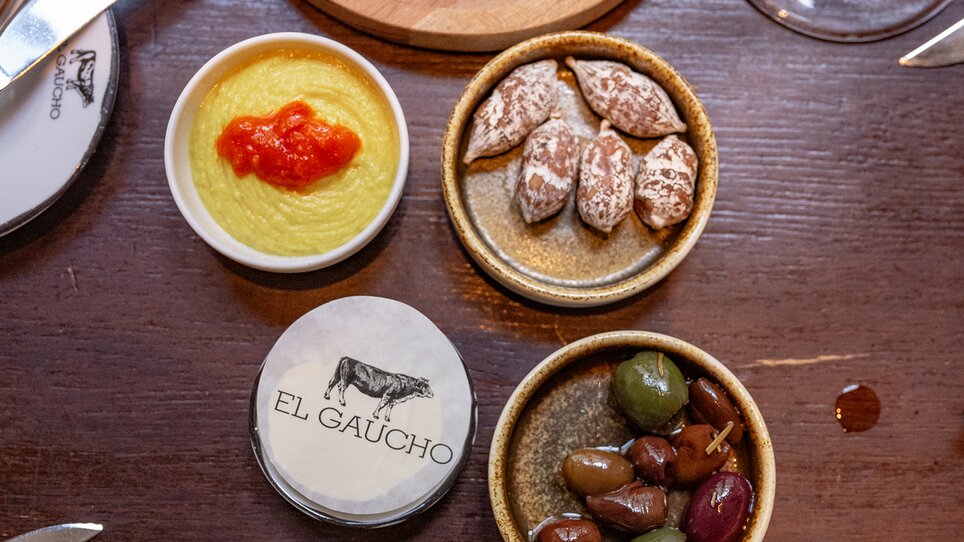 A selection of bread, dips, and olives at El Gaucho in the country house. | © 5komma5sinne - Rene Strasser Fotografie 