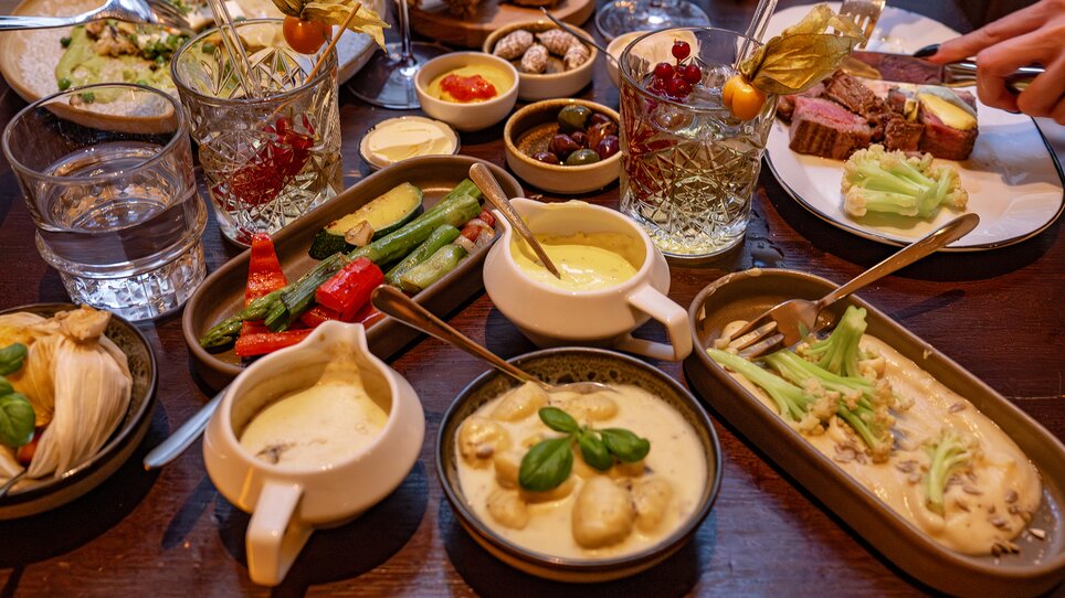 Diverse dishes and drinks on a table at the restaurant. | © 5komma5sinne - Rene Strasser Fotografie 