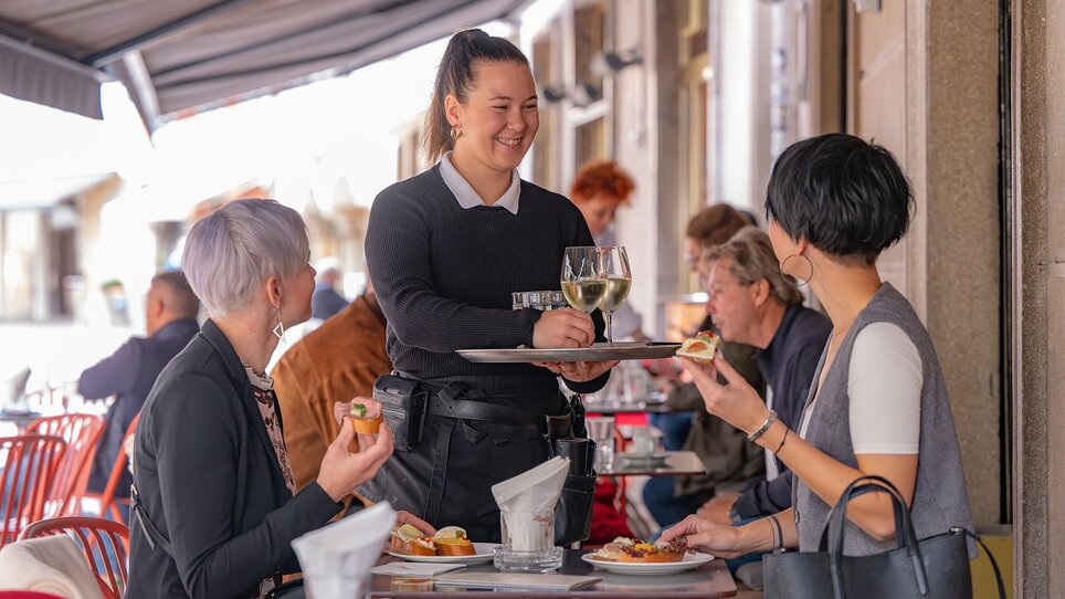 Waitress serving guests at restaurant in Graz. | © 5komma5sinne - Rene Strasser Fotografie