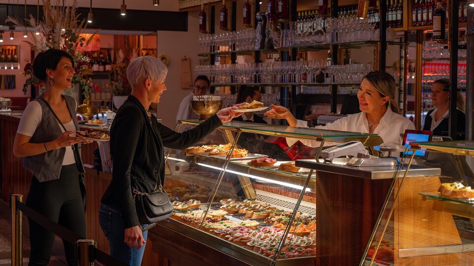 Visitors enjoy delicious dishes at Frankowitsch in Graz. | © 5komma5sinne - Rene Strasser Fotografie