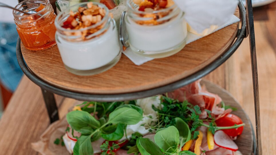 A multi-tiered tray with snacks at Tagescafé Freiblick in Graz. | © 5komma5sinne - Rene Strasser Fotografie 