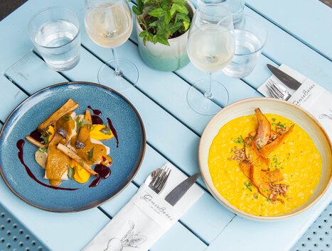 Köstliche Gerichte und Wein auf einem blauen Tisch. | © 5komma5sinne - Helmut Schweighofer