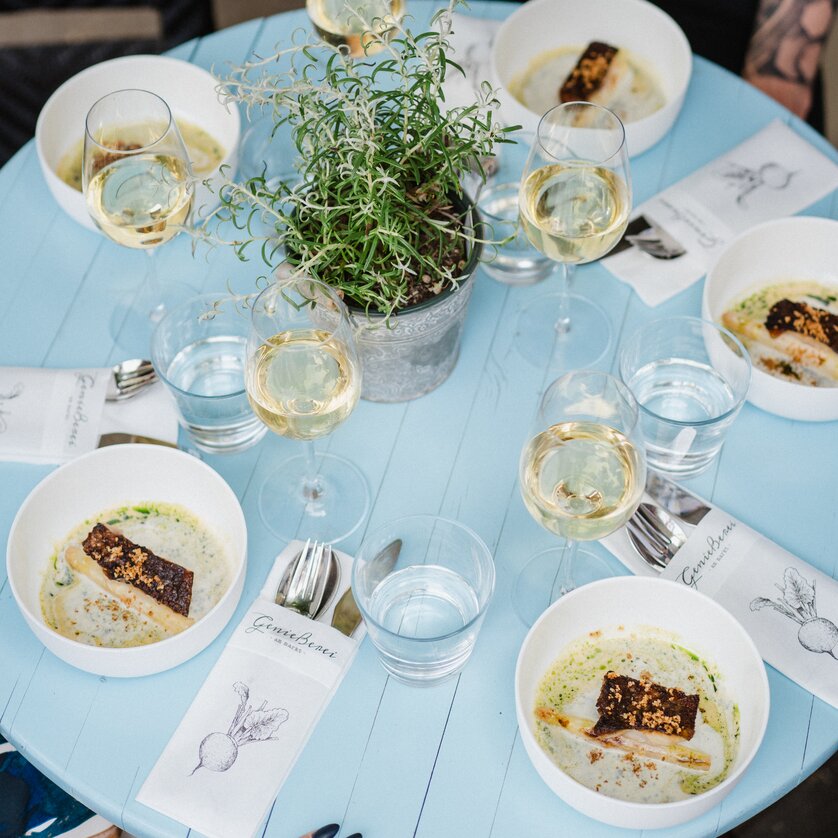Kulinarischer Rundgang: Genießerei am Markt in Graz | © 5komma5sinne - MotionAds Leckeres Essen und Wein auf einem Tisch im Freien in Graz. | © 5komma5sinne - MotionAds