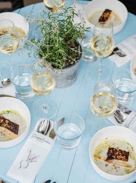 Leckeres Essen und Wein auf einem Tisch im Freien in Graz. | © 5komma5sinne - MotionAds