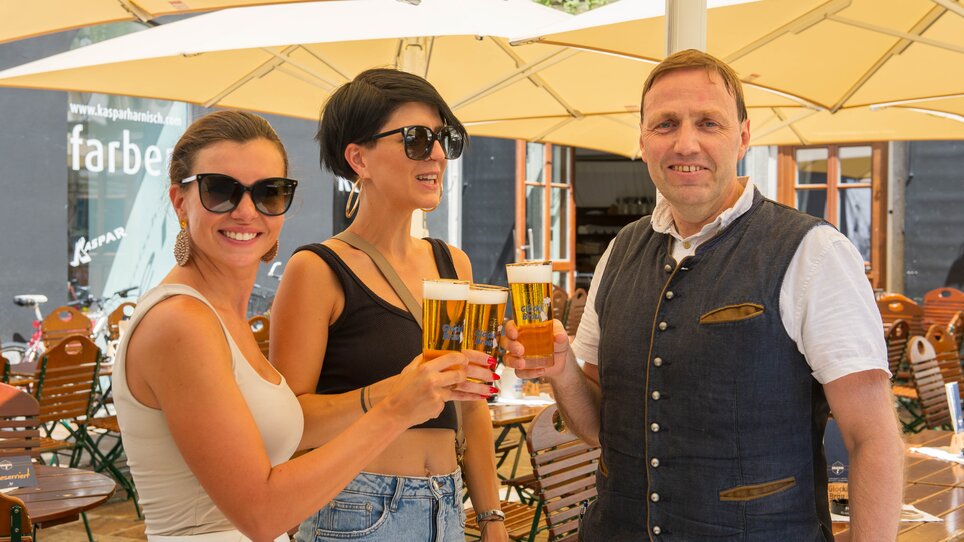 Three people toast with beer glasses at Glöckl Bräu. | © 5komma5sinne - Helmut Schweighofer