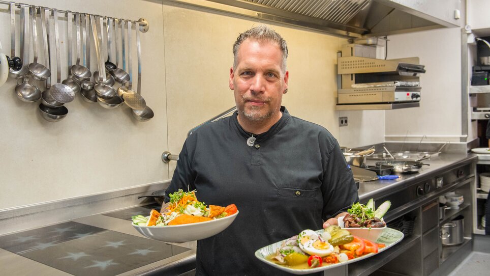 Chef presents dishes in the kitchen of Glöckl Bräu in Graz. | © 5komma5sinne - Helmut Schweighofer