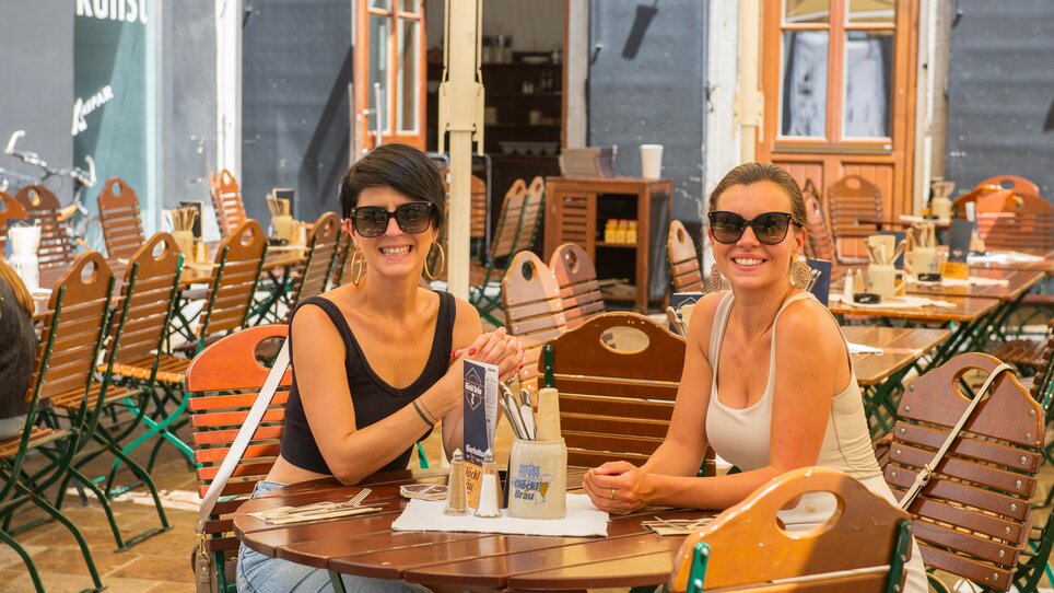 Two women enjoying their time at Glöckl Bräu in Graz. | © 5komma5sinne - Helmut Schweighofer