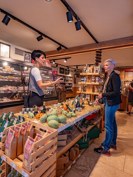 Kunde berät sich mit Verkäuferin im Feinkostladen in Graz. | © 5komma5sinne - Rene Strasser Fotografie