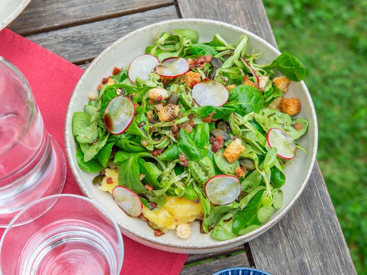 A bowl of fresh salad with radishes, croutons, and green leaves. | © 5komma5sinne - Helmut Schweighofer