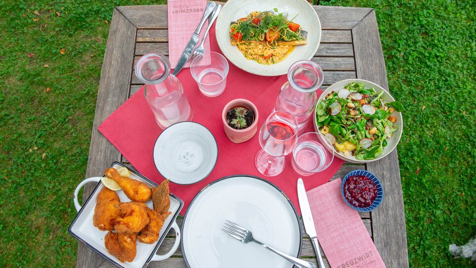 Leckeres Essen im Kreuzwirt am Rosenberg mit Salat, Backhendl und Pasta. | © 5komma5sinne - Helmut Schweighofer