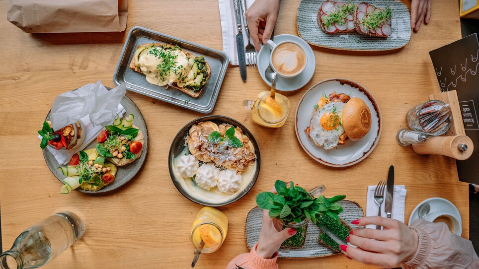 Leckere Speisen im Kunsthauscafé in Graz auf einem Tisch. | © 5komma5sinne - Rene Strasser Fotografie 